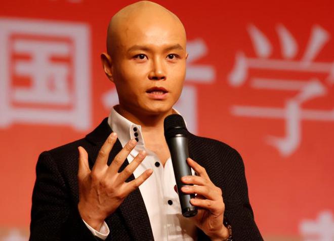 着大狗外出坐在路边看手机生活非常悠闲PG电子麻将胡了50岁乐嘉定居云南牵(图3)