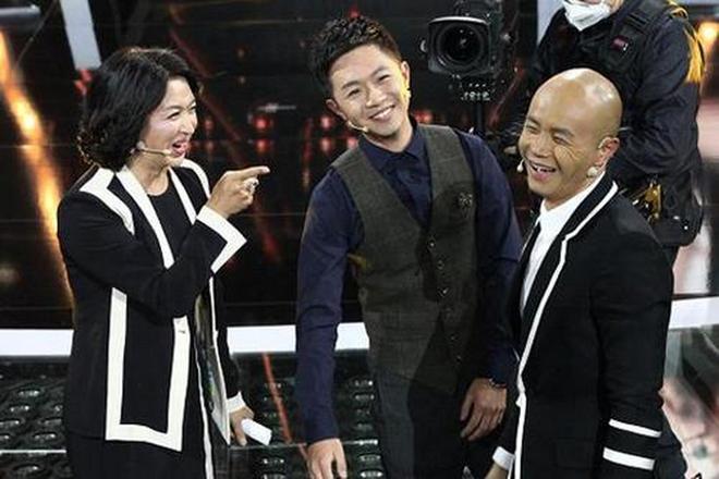 着大狗外出坐在路边看手机生活非常悠闲PG电子麻将胡了50岁乐嘉定居云南牵(图1)