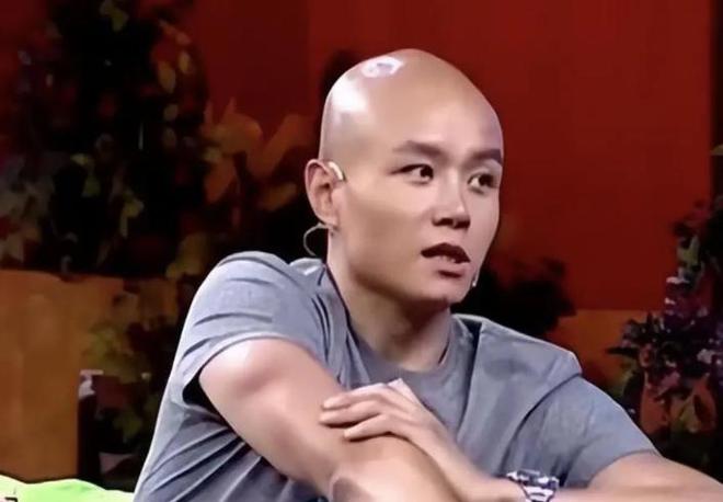 着大狗外出坐在路边看手机生活非常悠闲PG电子麻将胡了50岁乐嘉定居云南牵(图2)