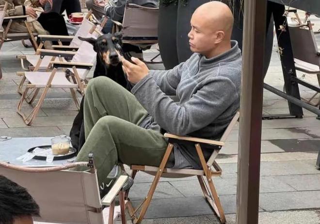 着大狗外出坐在路边看手机生活非常悠闲PG电子麻将胡了50岁乐嘉定居云南牵(图6)