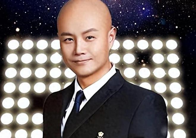 着大狗外出坐在路边看手机生活非常悠闲PG电子麻将胡了50岁乐嘉定居云南牵(图5)