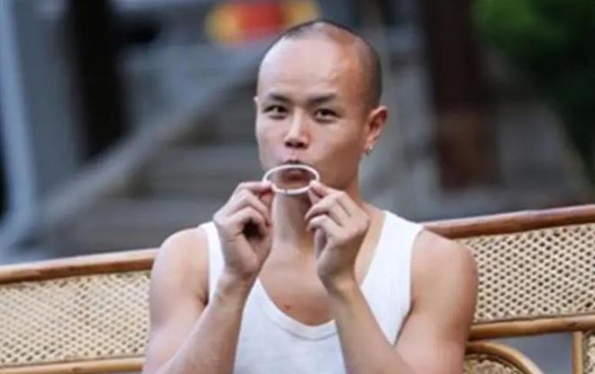 着大狗外出坐在路边看手机生活非常悠闲PG电子麻将胡了50岁乐嘉定居云南牵(图8)