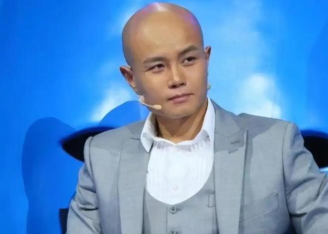 着大狗外出坐在路边看手机生活非常悠闲PG电子麻将胡了50岁乐嘉定居云南牵(图19)