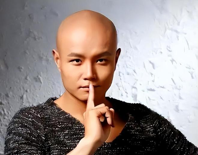 着大狗外出坐在路边看手机生活非常悠闲PG电子麻将胡了50岁乐嘉定居云南牵(图17)