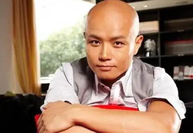 着大狗外出坐在路边看手机生活非常悠闲PG电子麻将胡了50岁乐嘉定居云南牵(图20)