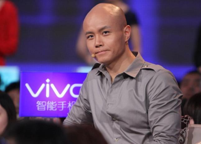 着大狗外出坐在路边看手机生活非常悠闲PG电子麻将胡了50岁乐嘉定居云南牵(图18)