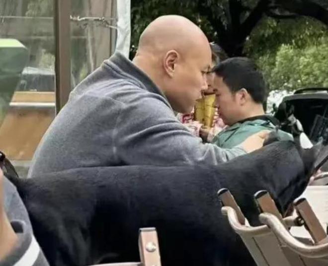 着大狗外出坐在路边看手机生活非常悠闲PG电子麻将胡了50岁乐嘉定居云南牵(图7)