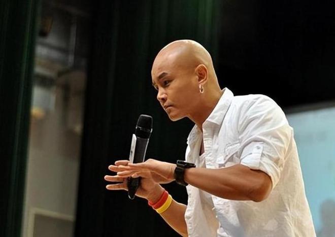 着大狗外出坐在路边看手机生活非常悠闲PG电子麻将胡了50岁乐嘉定居云南牵(图12)