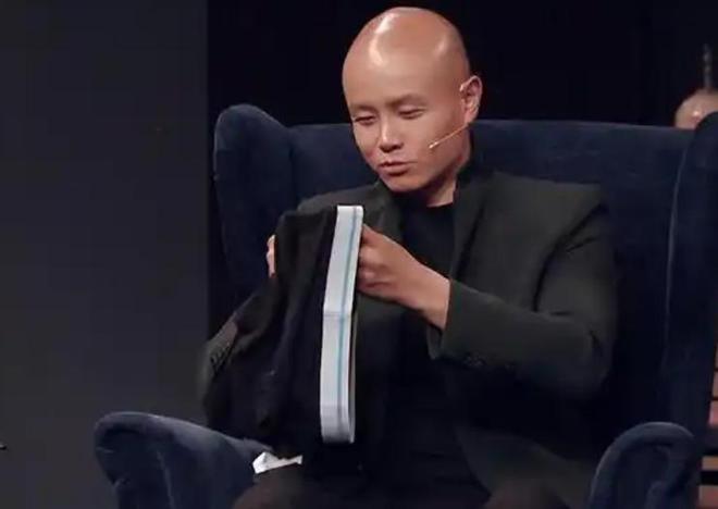 着大狗外出坐在路边看手机生活非常悠闲PG电子麻将胡了50岁乐嘉定居云南牵(图11)