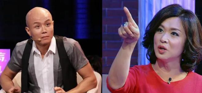 着大狗外出坐在路边看手机生活非常悠闲PG电子麻将胡了50岁乐嘉定居云南牵(图10)