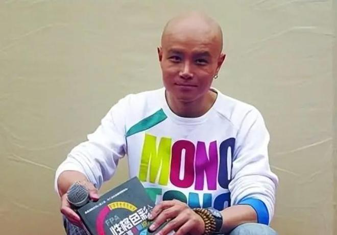 着大狗外出坐在路边看手机生活非常悠闲PG电子麻将胡了50岁乐嘉定居云南牵(图15)