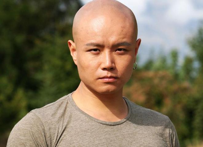 着大狗外出坐在路边看手机生活非常悠闲PG电子麻将胡了50岁乐嘉定居云南牵(图16)