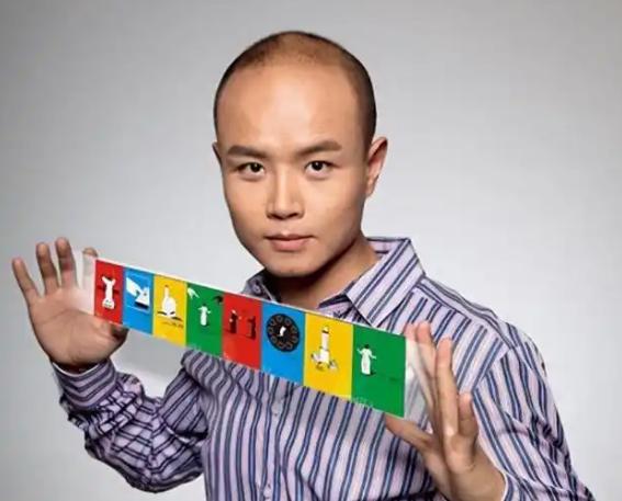 着大狗外出坐在路边看手机生活非常悠闲PG电子麻将胡了50岁乐嘉定居云南牵(图14)