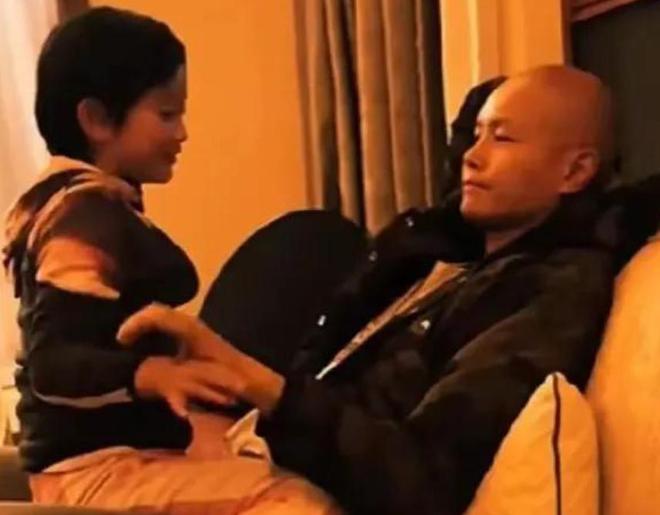 着大狗外出坐在路边看手机生活非常悠闲PG电子麻将胡了50岁乐嘉定居云南牵(图13)