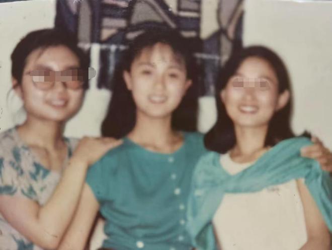 脸型和母亲神似知情人透露其父母背景PG麻将胡了亲人曝光朱媛媛全家福!(图2) 脸型和母亲神似知情人透露其父母背景PG麻将胡了亲人曝光朱媛媛全家福!(图2)