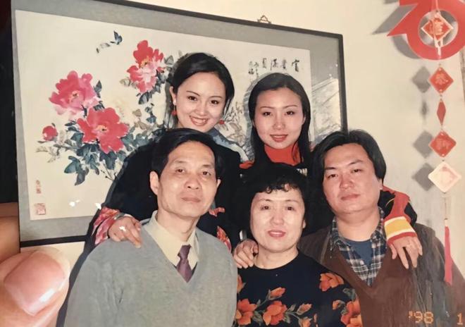 脸型和母亲神似知情人透露其父母背景PG麻将胡了亲人曝光朱媛媛全家福!(图8) 脸型和母亲神似知情人透露其父母背景PG麻将胡了亲人曝光朱媛媛全家福!(图8)