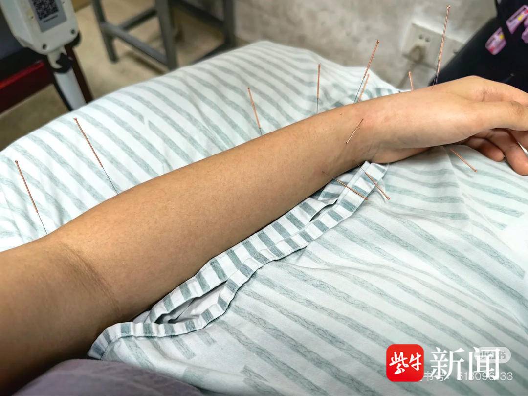 电受伤 电从哪儿来 海底捞回应麻将胡了电子游戏女子拿蘸料时触(图2) 电受伤 电从哪儿来 海底捞回应麻将胡了电子游戏女子拿蘸料时触(图2)