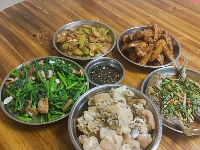 见桌上菜觉被怠慢评论区却一致力挺主人家PG麻将胡了网站入口女子做客广东同事家(图3)